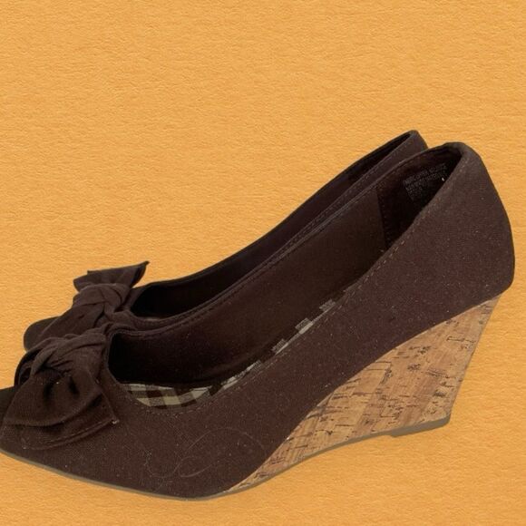BROWN FABRIC PEEP TOE WEDGE - Picture 2 of 6